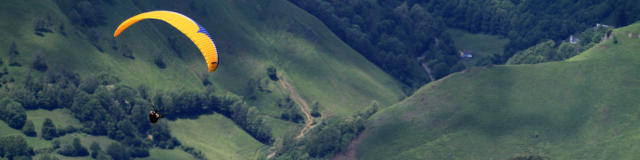 Parapente survole le village d'Accous