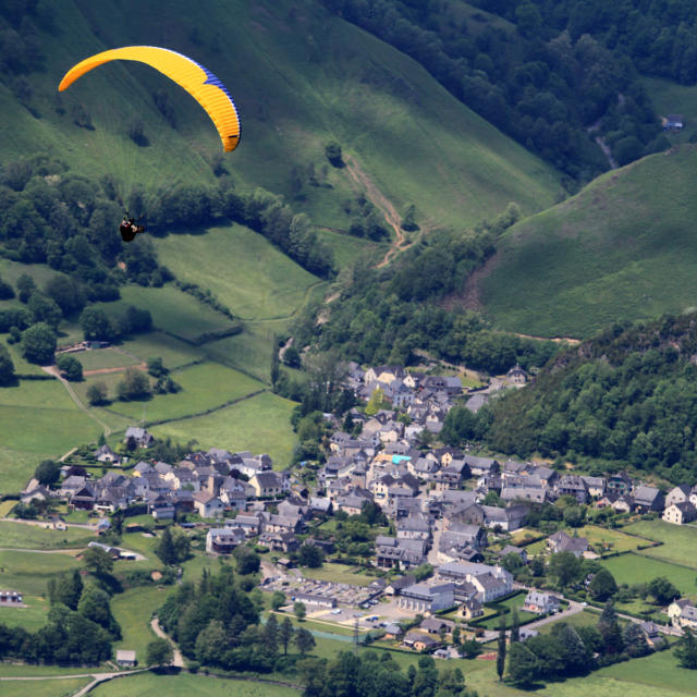 Parapente survole le village d'Accous