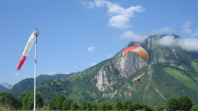 Parapente aterrizando