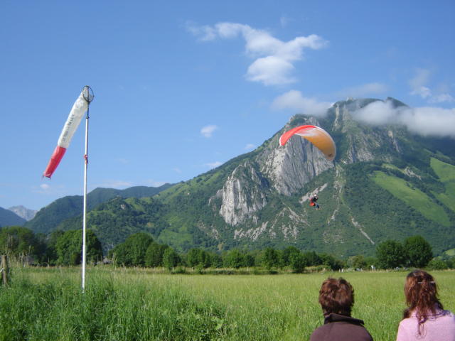 Parapente en voie d'atterrissage