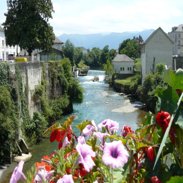 Vue sur le gave d'Aspe et les montagnes à Oloron Sainte-Marie