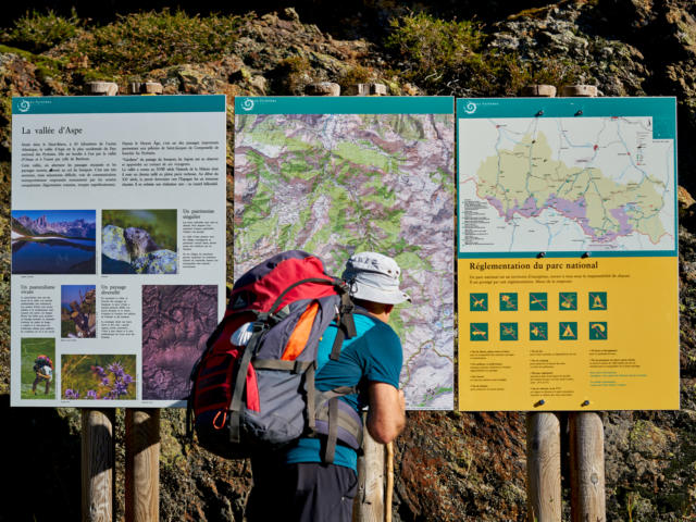 Pèlerin de St Jacques de Compostelle observe des panneaux du Parc National des Pyrénées