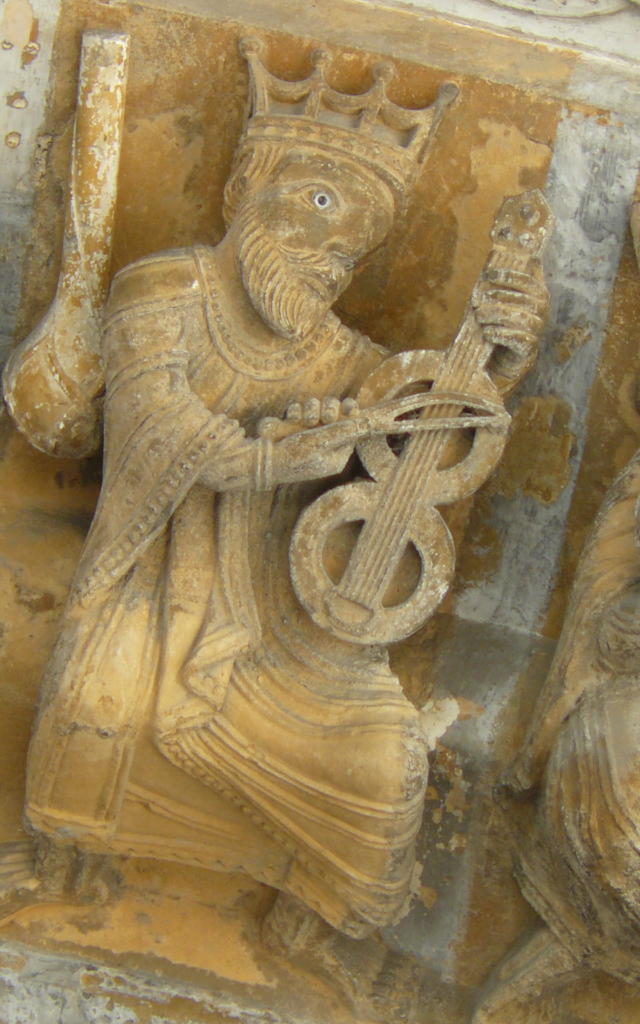 Détail d'un musicien du portail roman sculpté de la cathédrale Sainte-Marie à Oloron Sainte-Marie.