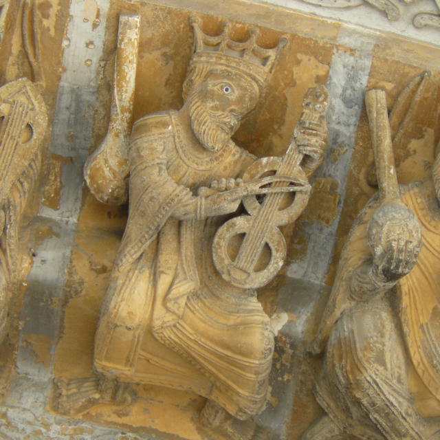 Détail d'un musicien du portail roman sculpté de la cathédrale Sainte-Marie à Oloron Sainte-Marie.