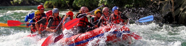 Groupe de personnes font du Rafting Sur Le Gave D'aspe à Oloron Sainte Marie