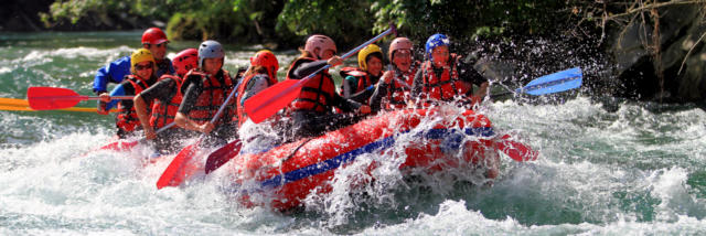 Groupe de personnes font du Rafting Sur Le Gave D'aspe à Oloron Sainte Marie