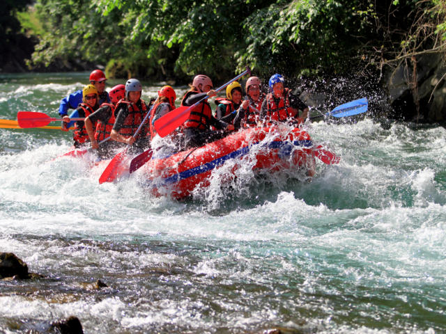 Groupe de personnes font du Rafting Sur Le Gave D'aspe à Oloron Sainte Marie