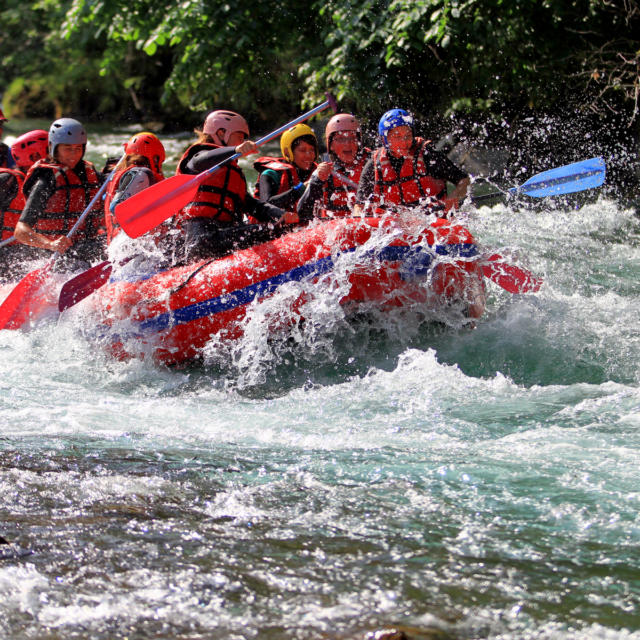 Groupe de personnes font du Rafting Sur Le Gave D'aspe à Oloron Sainte Marie