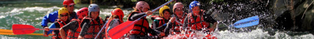 Groupe de personnes font du Rafting Sur Le Gave D'aspe à Oloron Sainte Marie