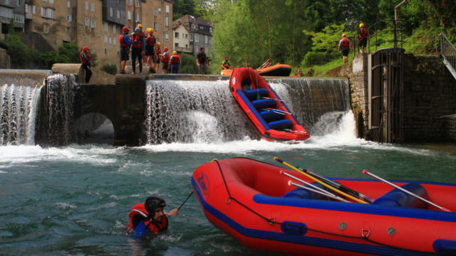 Groupe de personnes font du Rafting Sur Le Gave D'aspe à Oloron Sainte Marie