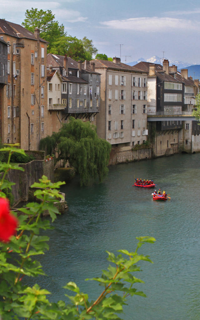 Groupe de personnes font du Rafting Sur Le Gave D'aspe à Oloron Sainte Marie