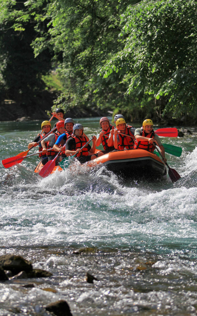 Groupe de personnes font du Rafting Sur Le Gave D'aspe à Oloron Sainte Marie