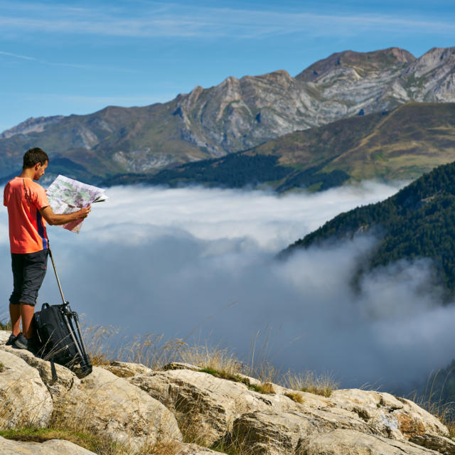 Senderista sobre las nubes