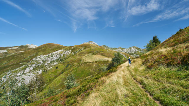 Un randonneur suit le sentier dans le cirque d'Aydius en vallée d'Aspe