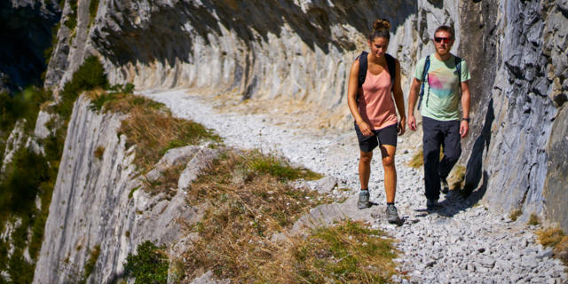 Randonneurs sur le chemin de la Mâture à Urdos