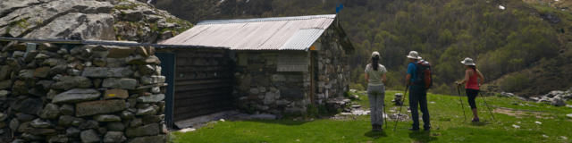 Randonneurs et cabane de berger d'Ansabere