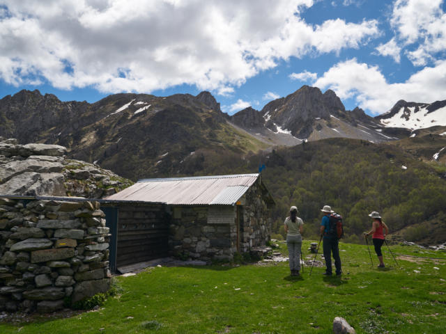 Randonneurs et cabane de berger d'Ansabere