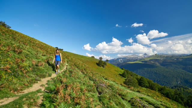 Randonneuse sur sentier à Issarbe