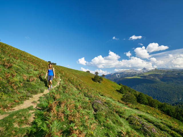 Randonneuse sur sentier à Issarbe