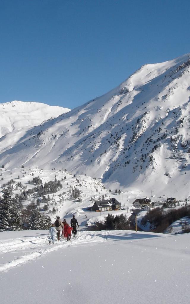 Raquetas de nieve en la estación de nórdica del Somport