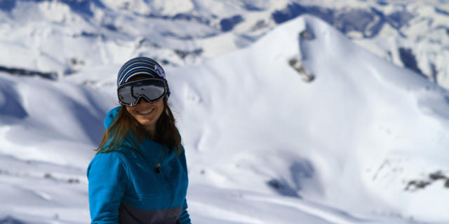 Skieuse sourit à La Pierre-Saint-Martin