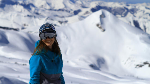 Skieuse sourit à La Pierre-Saint-Martin