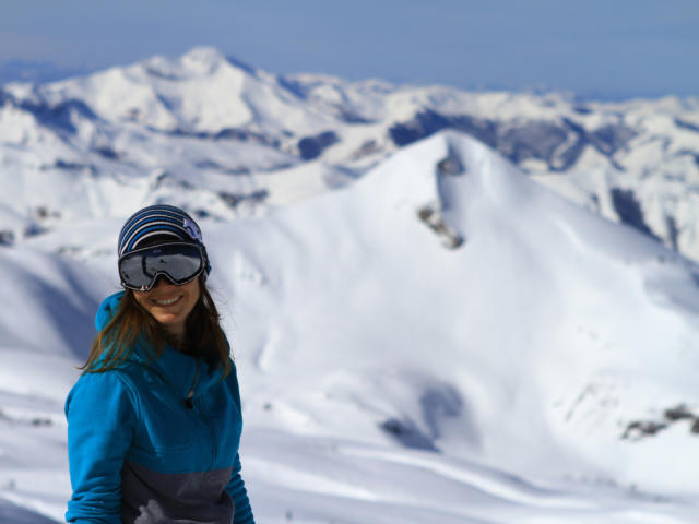 Skieuse sourit à La Pierre-Saint-Martin