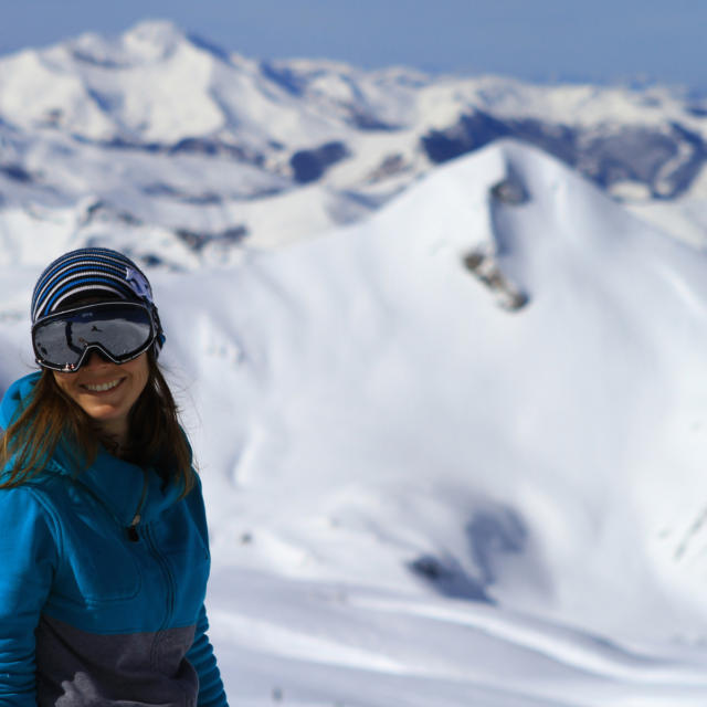 Skieuse sourit à La Pierre-Saint-Martin