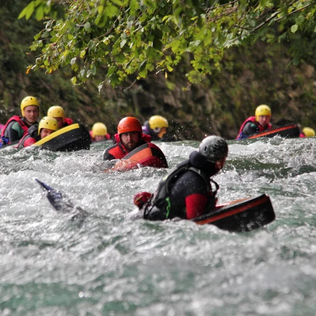 Groupe de personnes descend en Hydrospeed dans le gave d'Aspe