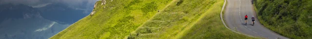 Deux cyclistes montent un col de montagne