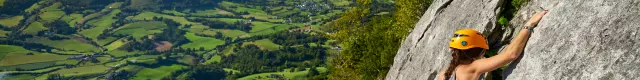 Une sportive escalade la falaise d'Arguibelle à Lanne en Baretous