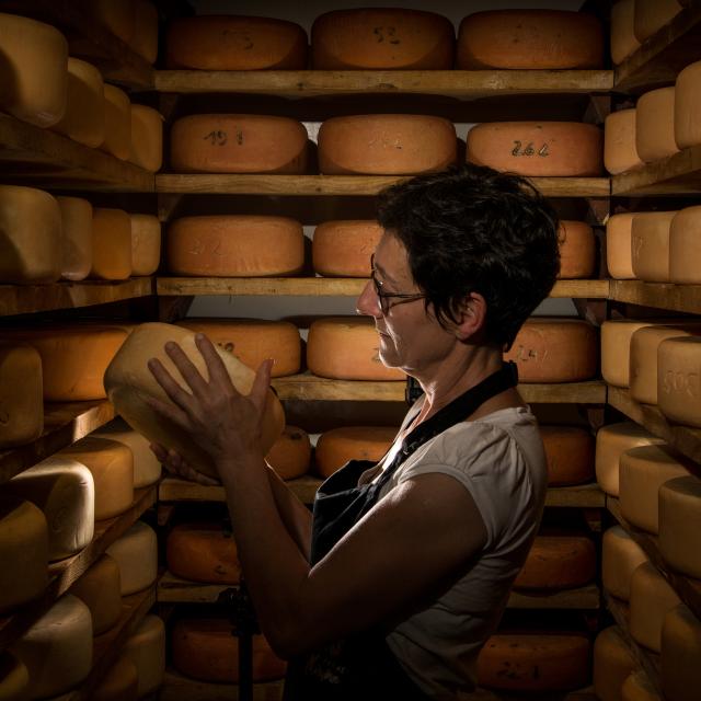 Productrice de la Ferme Miramon à Bedous avec ses fromages