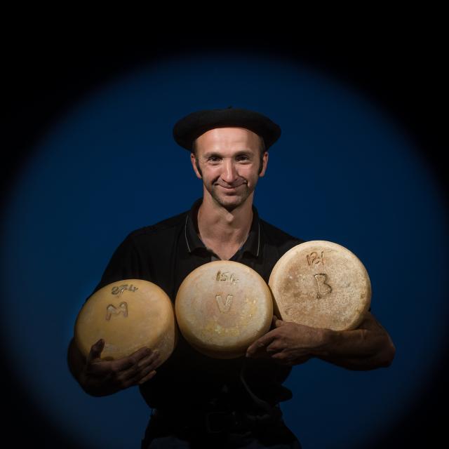 Producteur du Gaec Laborde à Arette avec ses fromages