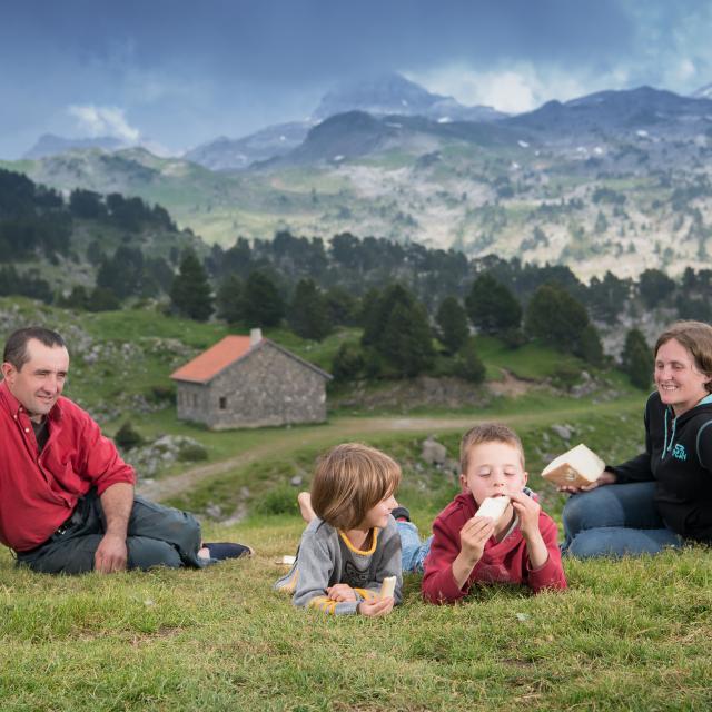 Producteurs du Gaec Manaout devant leur cabane de La Pierre-Saint-Martin