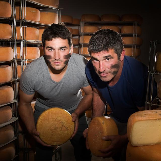 Producteurs du Gaec Salet à Arette avec ses fromages