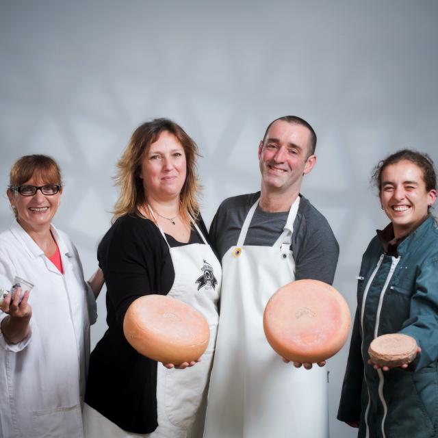 Présentation des producteurs de la ferme Estrabou du village de Ance, avec leurs fromages et produits laitiers