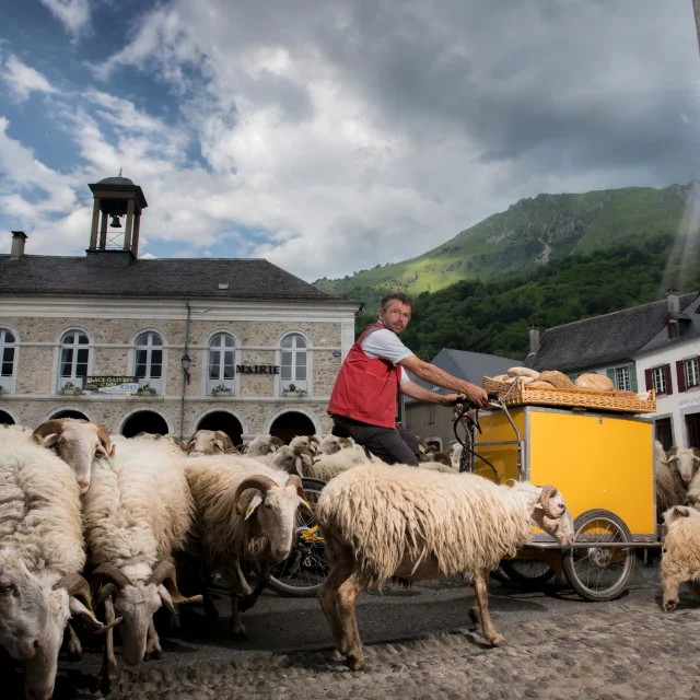 Sur la place du village de Bedous, le stand du moulin d'Orcun fabricant de pain artisanal