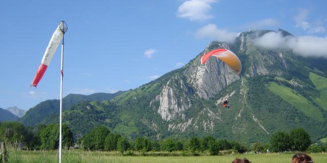 Parapente en voie d'atterrissage