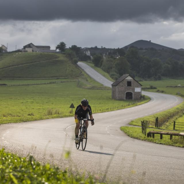 Cycliste sur une route de la Vallée de Barétous