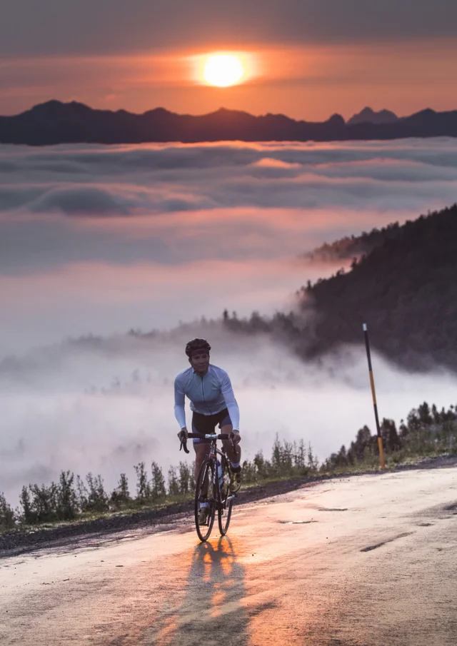 Ciclista sobre un mar de nubes