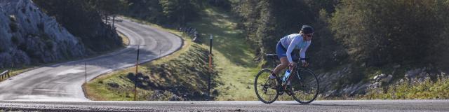 Une cycliste roule sur les routes de montagne des Pyrénées béarnaises