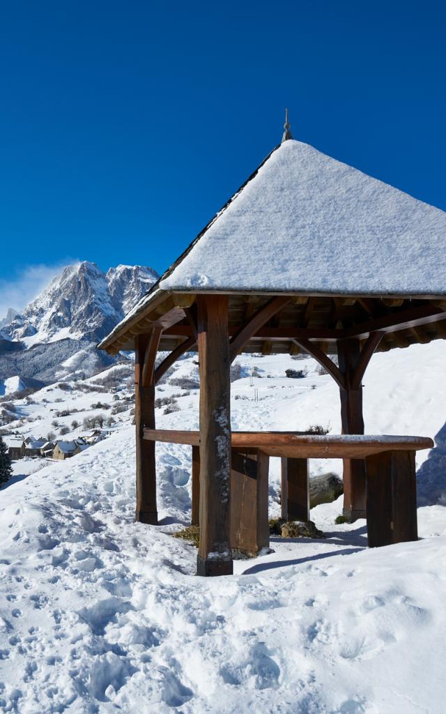 Vue sur le village de Lescun sous la neige depuis le belvédère