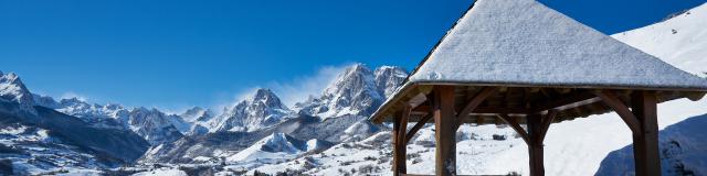 Vue sur le village de Lescun sous la neige depuis le belvédère