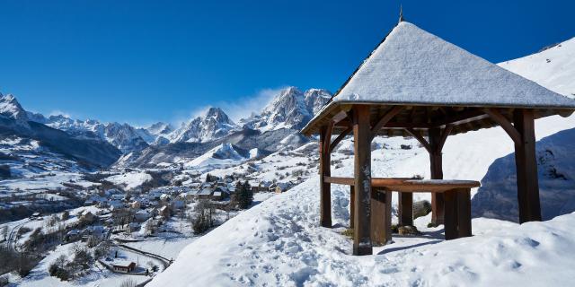 Vue sur le village de Lescun sous la neige depuis le belvédère