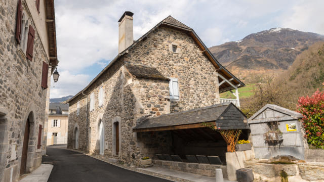 Casa tradicional Bearnesa y lavadero en Borce