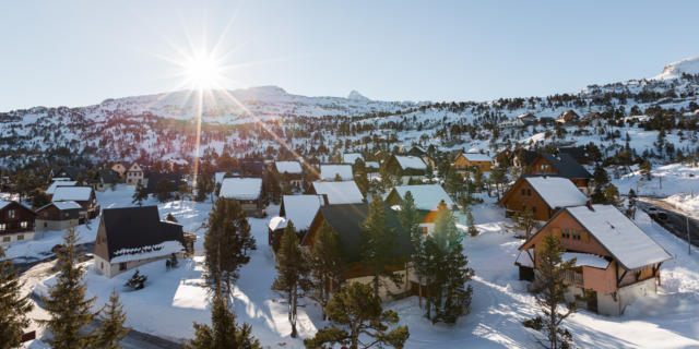 Village de chalets en hiver dans la station de La Pierre Saint-Martin