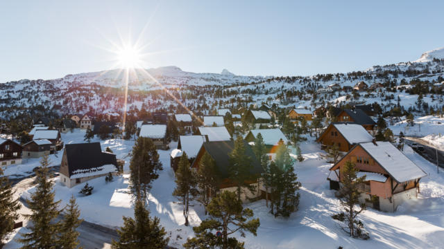 Village de chalets en hiver dans la station de La Pierre Saint-Martin