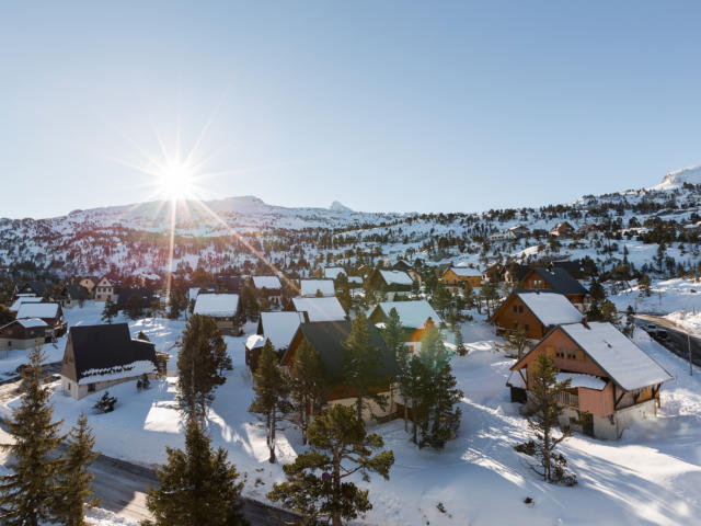 Village de chalets en hiver dans la station de La Pierre Saint-Martin