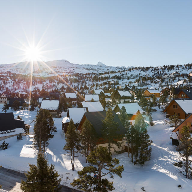 Village de chalets en hiver dans la station de La Pierre Saint-Martin