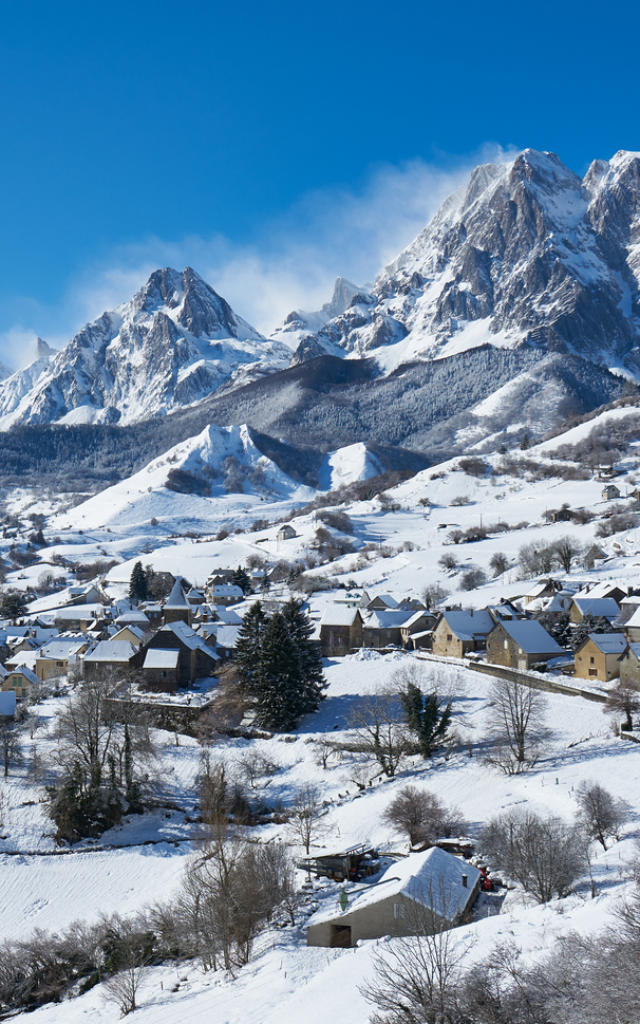 Vue sur le village de Lescun et sur les montagnes enneigées dans la Vallée d'Aspe